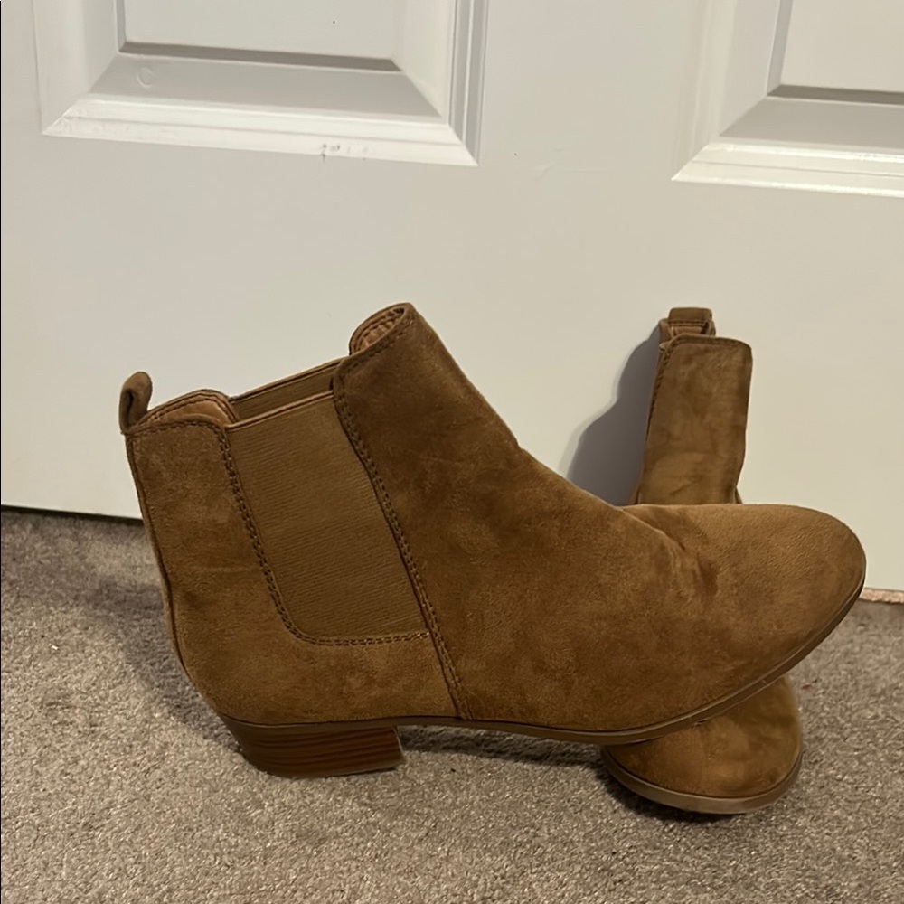 Gently Used Tan Chelsea Boots (size 9)